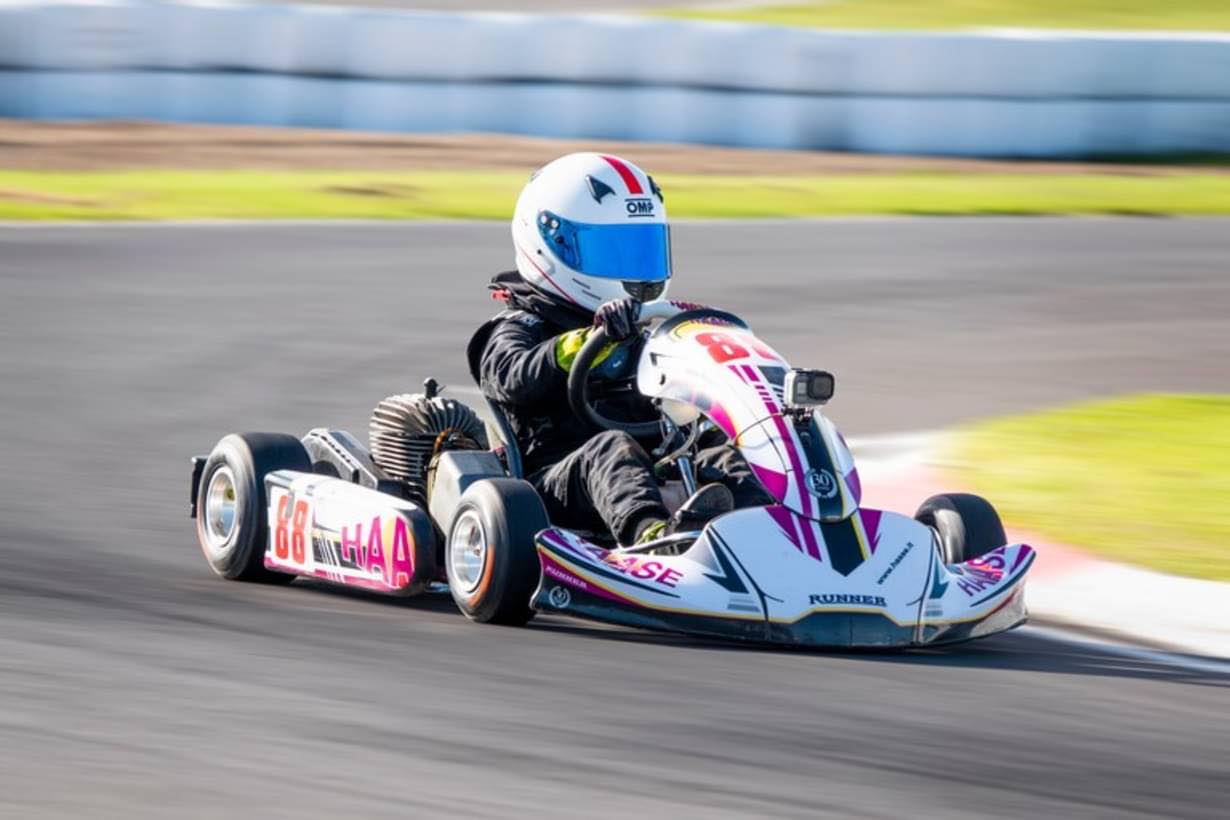<Img> Child in kart